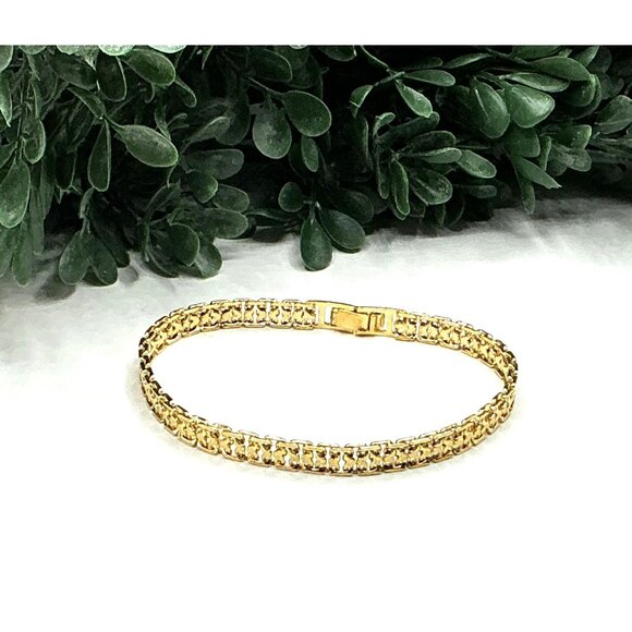 Gold Tone Chain Bracelet With Secure Clasp - Picture 1 of 7